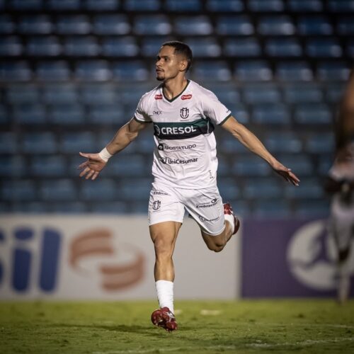 Camarão marca no final empata para o Maringá