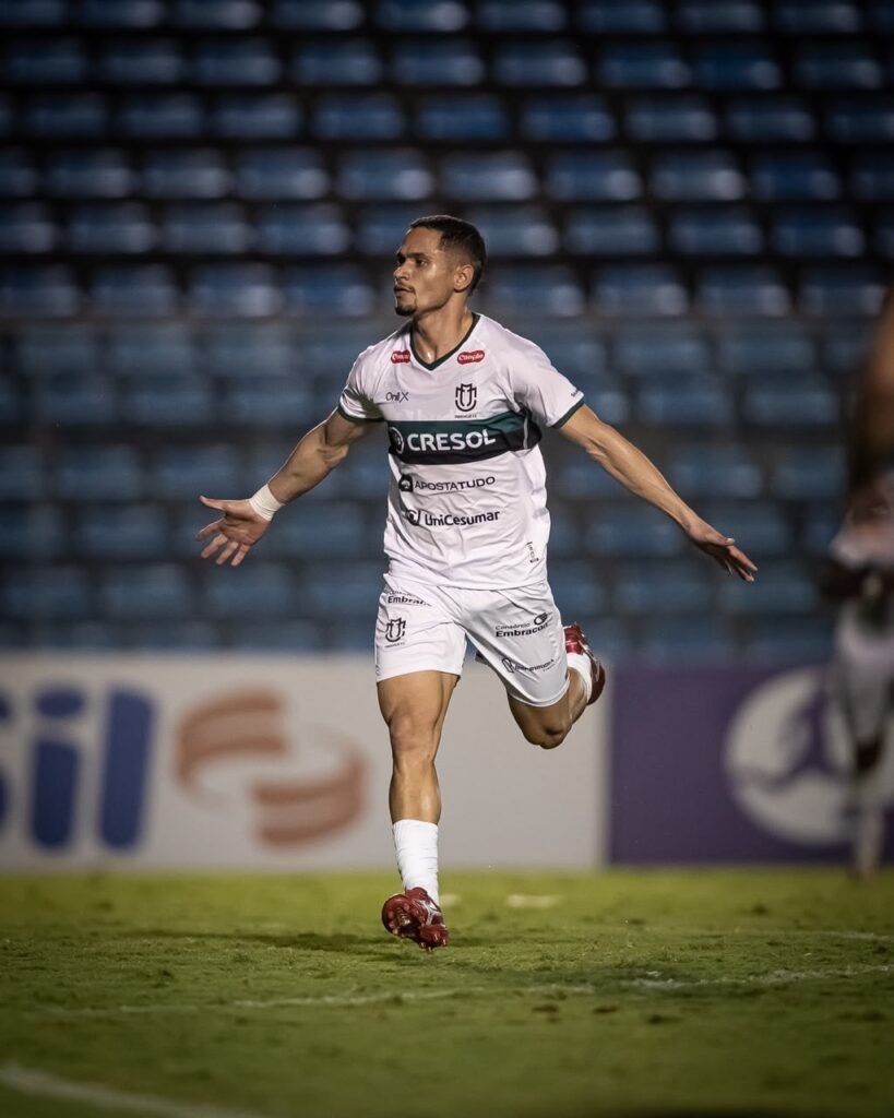 Camarão marca no final empata para o Maringá