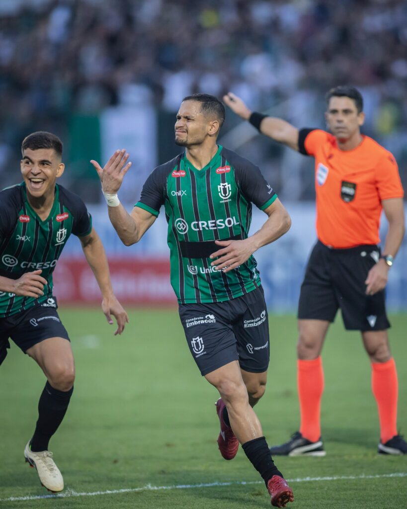 Ronald Camarão comemora contra o Floresta