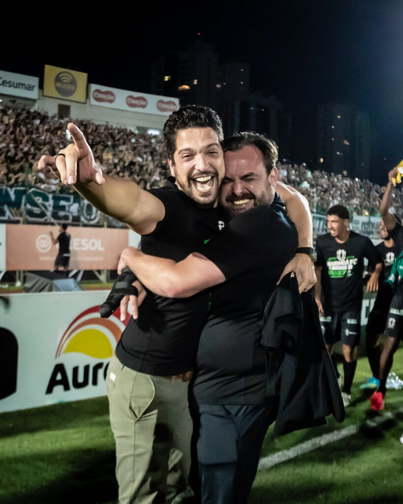 João Vitor Mazzer e Tiago Reinis comemoram o acesso