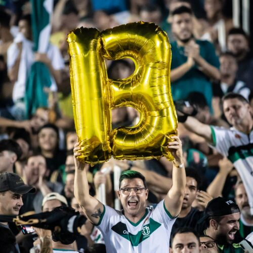 Torcedor do Maringá comemora o acesso