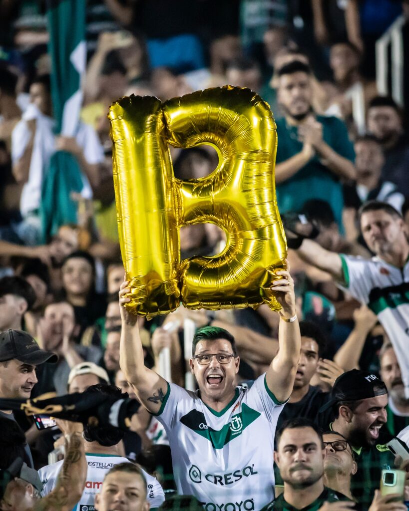 Torcedor do Maringá comemora o acesso